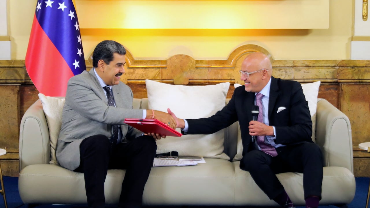 No obstante, los diálogos con la oposición no han resuelto el polémico tema de la inhabilitación a opositores como María Corina Machado, favorita en las elecciones primarias previstas para el 22 de octubre.