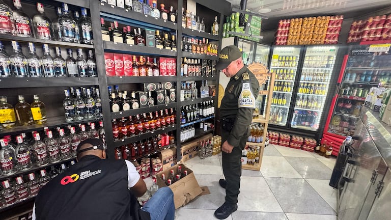 En Cali, las autoridades trabajan de manera conjunta para evitar que se comercialice licor adulterado, de ahí los constantes controles en establecimientos como bares y estancos.