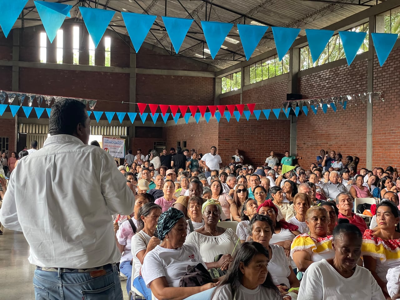 Salcedo expone su agenda legislativa ante distintos sectores sociales.