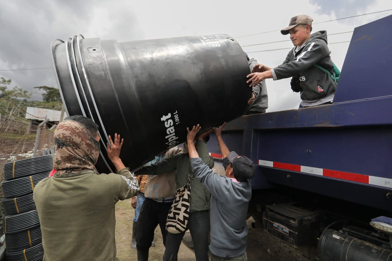 Tras más de 20 días de emisiones constantes de ceniza y gases del volcán Puracé, el municipio de Puracé declaró la calamidad pública ante las crecientes afectaciones en la salud de la población, los cultivos, las fuentes hídricas y los animales. Más de 4.000 personas resultan impactadas mientras la alerta naranja del Servicio Geológico Colombiano permanece vigente.
