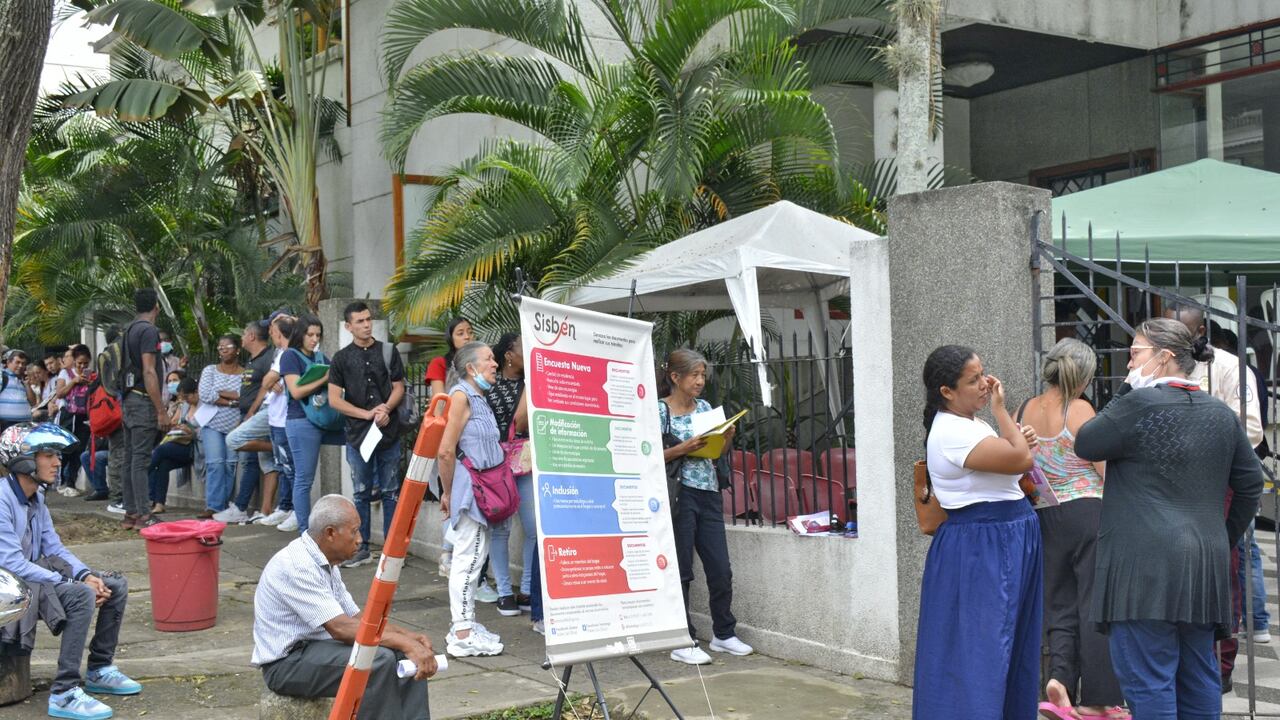 Los caleños tienen que hacer largas filas para solicitar la encuesta Sisbén para tramitar el subsidio de Mi Casa Ya. Foto: Jorge Orozco/El País