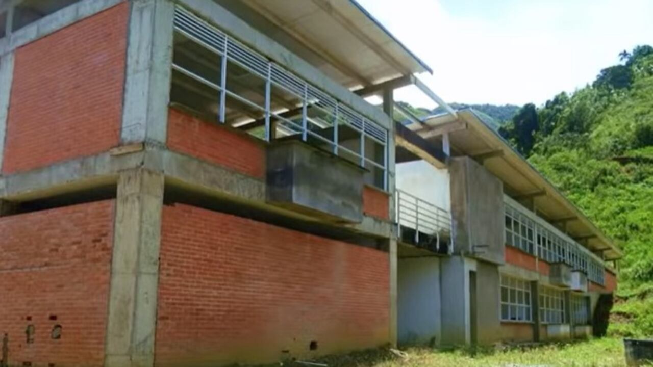 Los estudiantes reciben clases en salones a medio construir, sin vidrios, ni pisos, sin energía, porque las obras quedaron abandonadas.