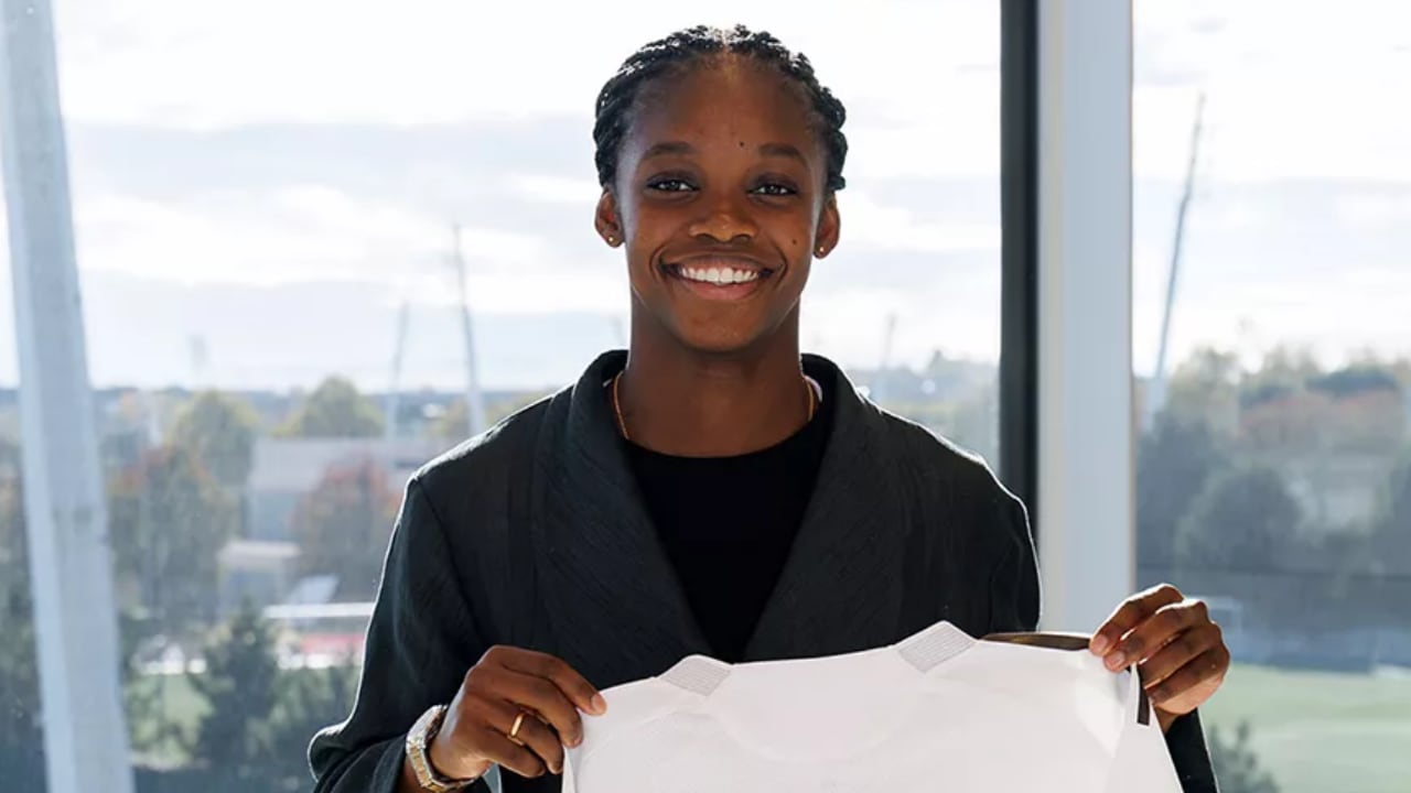 Linda Caicedo posa con el 2031, año hasta el que firmó con Real Madrid