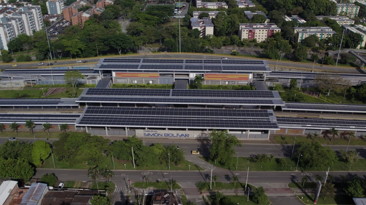 Según la información entregada por las entidades, la planta solar instalada en la Terminal Simón Bolívar tiene una capacidad cercana a 1140 kWp, equivalente al consumo mensual aproximado de 790 viviendas.
