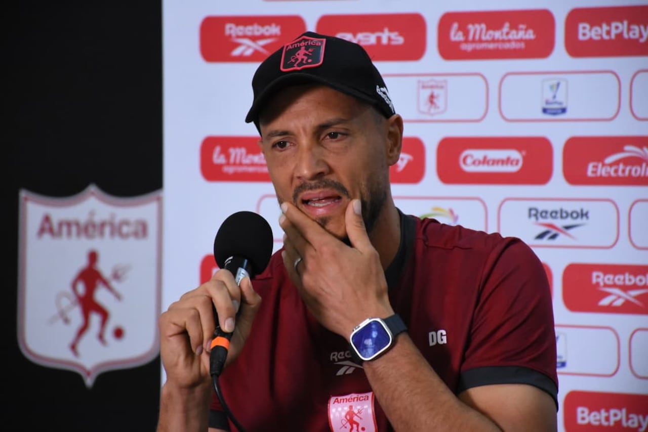 David González, director técnico del América de Cali, durante una conferencia de prensa.