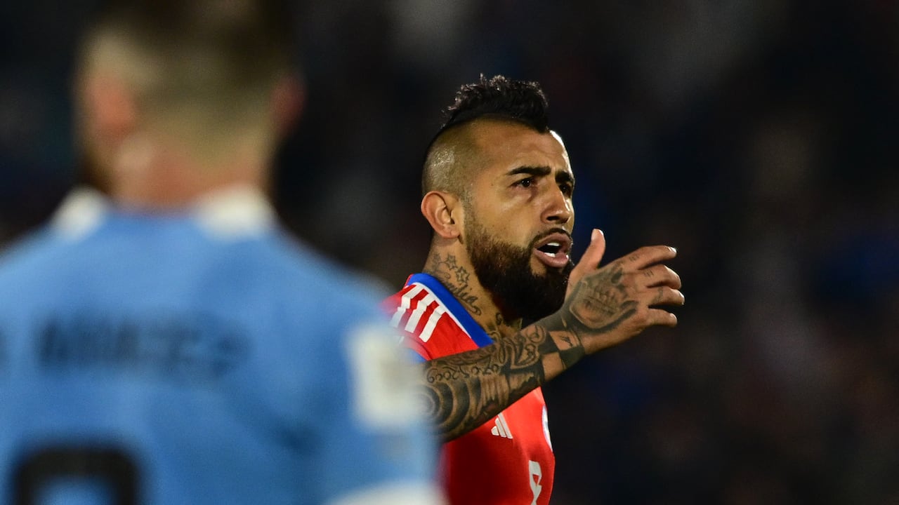 Chile's midfielder Arturo Vidal celebrates after scoring a goal during the 2026 FIFA World Cup South American qualifiers football match between Uruguay and Chile, at the Centenario stadium in Montevideo, on September 8, 2023. (Photo by Pablo PORCIUNCULA / AFP)