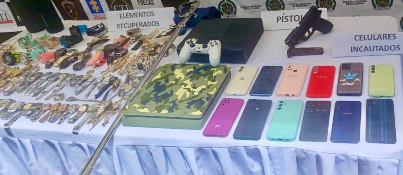 En el procedimiento también fue hallado un automóvil presuntamente utilizado para cometer delitos, así como una pistola traumática calibre 9 milímetros.