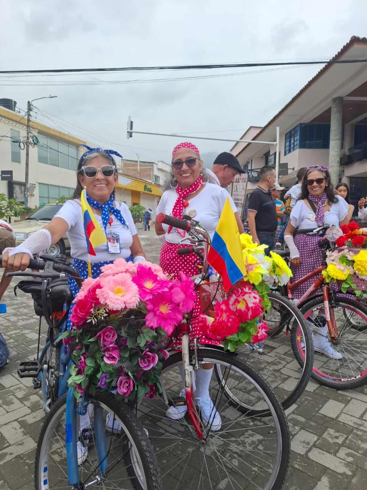 Expositores muestran bicicletas que han pasado de generación en generación en sus familias.
