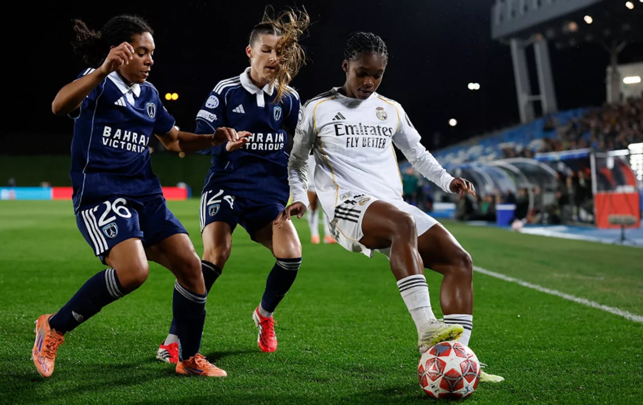 Linda Caicedo (der.) durante el partido entre Real Madrid y Paris FC por la Champions League Femenina.