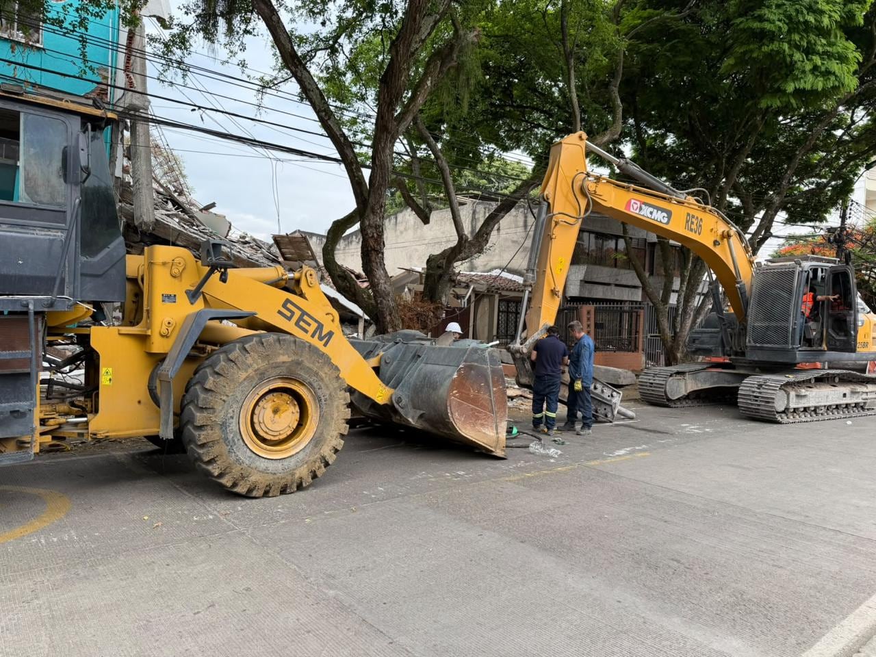 En el lugar ya se encuentran las maquinarias que serán utilizadas en el procedimiento, mientras algunos residentes y habitantes del sector permanecen atentos al inicio de los trabajos.