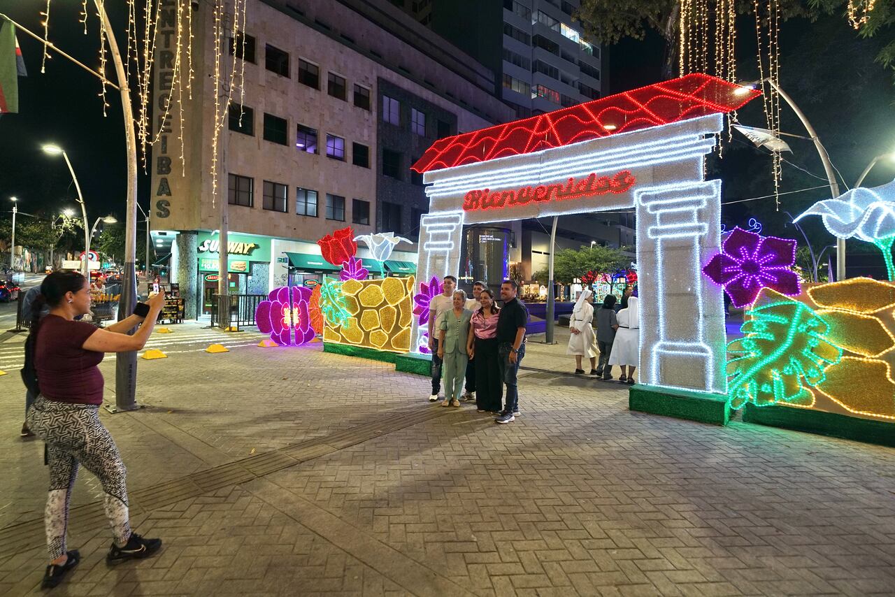 Ensayo del alumbrado de Cali, que este año trae una muestra de cultura e identidad de la ciudad, centrados en la biodiversidad y tradición vallecaucana, por el Bulevar del Río. Foto Jorge Orozco