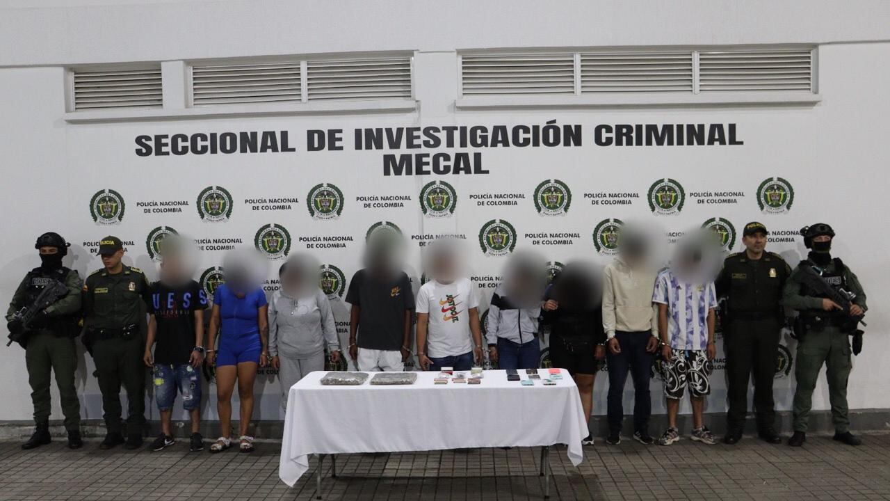 La Policía Metropolitana de Cali custodia a los capturados de la banda criminal Los Halcones.