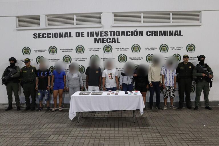 La Policía Metropolitana de Cali custodia a los capturados de la banda criminal Los Halcones.