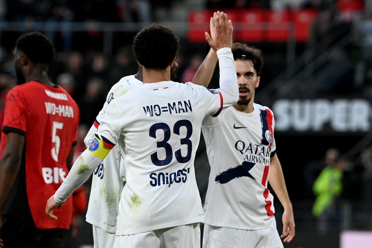 El centrocampista francés #33 del Paris Saint-Germain, Warren Zaire-Emery, choca los cinco con el centrocampista portugués #17 del Paris Saint-Germain, Vitinha.