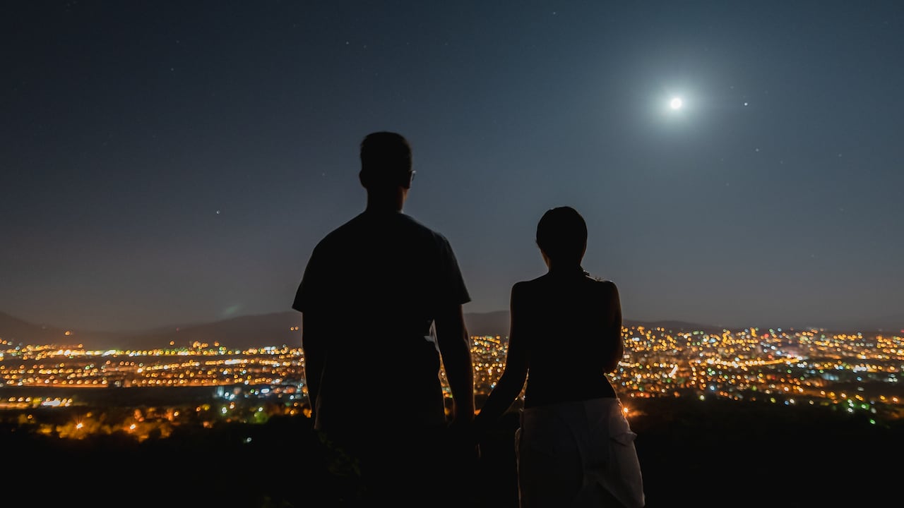 Los secretos antiguos resurgen: La poderosa oración a la Luna que promete abundancia y amor