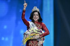 Miss Mexico Fatima Bosch (C) is crowned as she celebrates winning the 2025 Miss Universe pageant in Nonthaburi, north of Bangkok, on November 21, 2025. (Photo by Lillian SUWANRUMPHA / AFP)