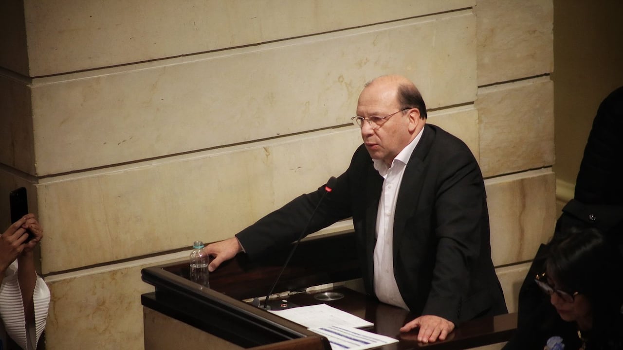 El primero en hablar fue el ministro de Hacienda, Germán Ávila.