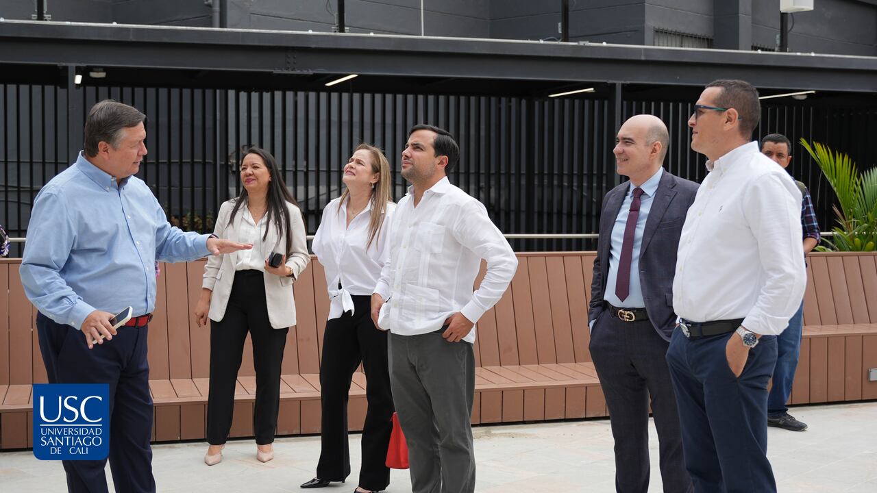 El rector de la Universidad Santiago de Cali, Carlos Andrés Pérez, celebra la firma del convenio con El País para fortalecer la formación de futuros periodistas.