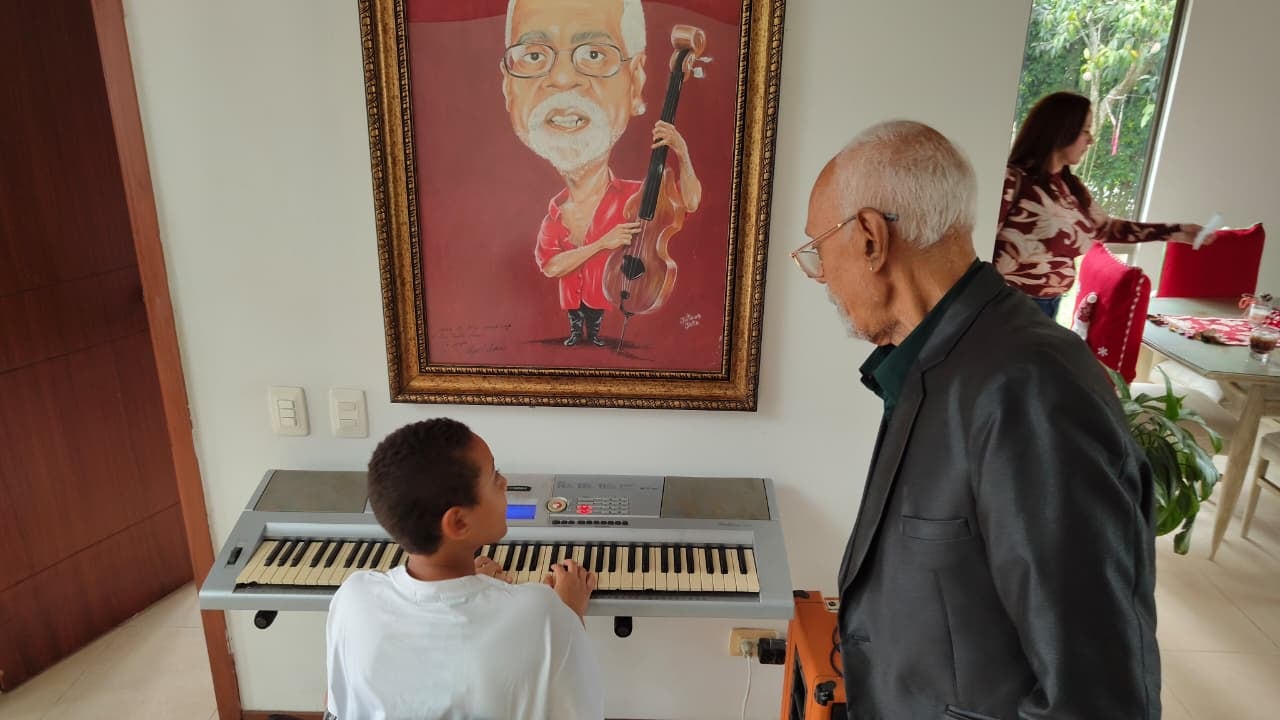 Joel, heredero del talento Lebrón. Aquí, su padre, Ángel, motivando en su hijo el cultivo de su talento innato.