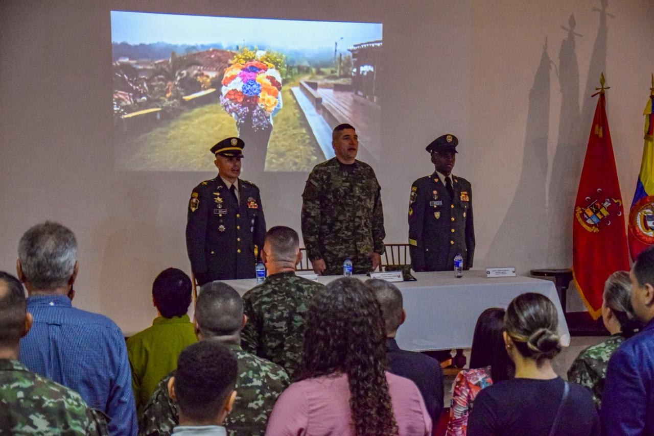 Integrantes de la Brigada de Apoyo de Acción Integral y Desarrollo N.° 2 forman durante la ceremonia de reconocimiento de tropas. La unidad opera a través de cuatro batallones distribuidos en 15 departamentos del país, con un enfoque centrado en el fortalecimiento del tejido social y el acompañamiento comunitario.
