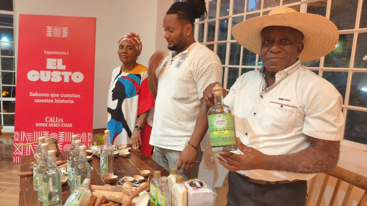 El viche es una bebida artesanal a base de caña nativa, que simboliza la memoria, la resistencia e identidad de las comunidades afrodescendientes del litoral Pacífico en Chocó, Valle del Cauca, Cauca y Nariño.