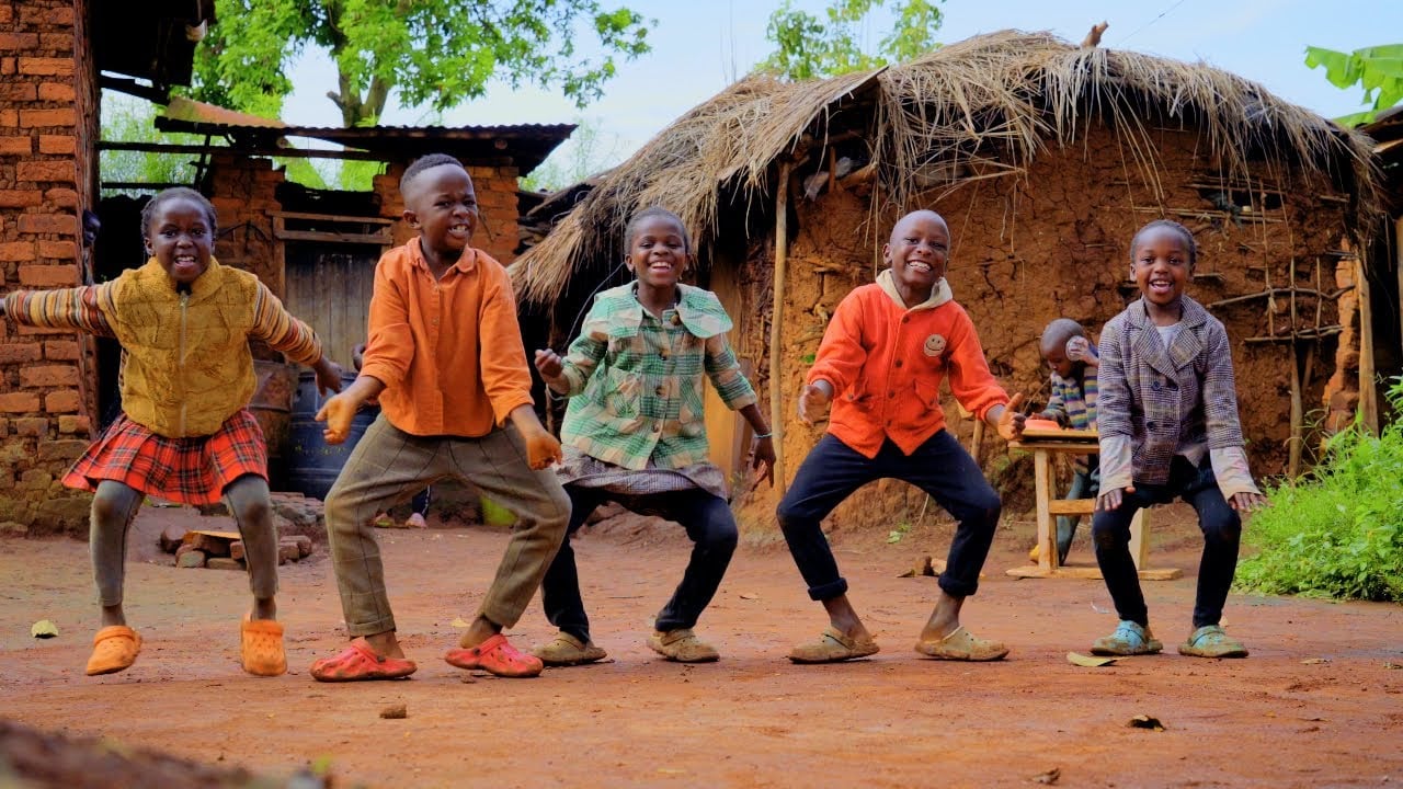 Masaka Kids Africana está compuesto por niños y niñas africanos, a partir de los 2 años.