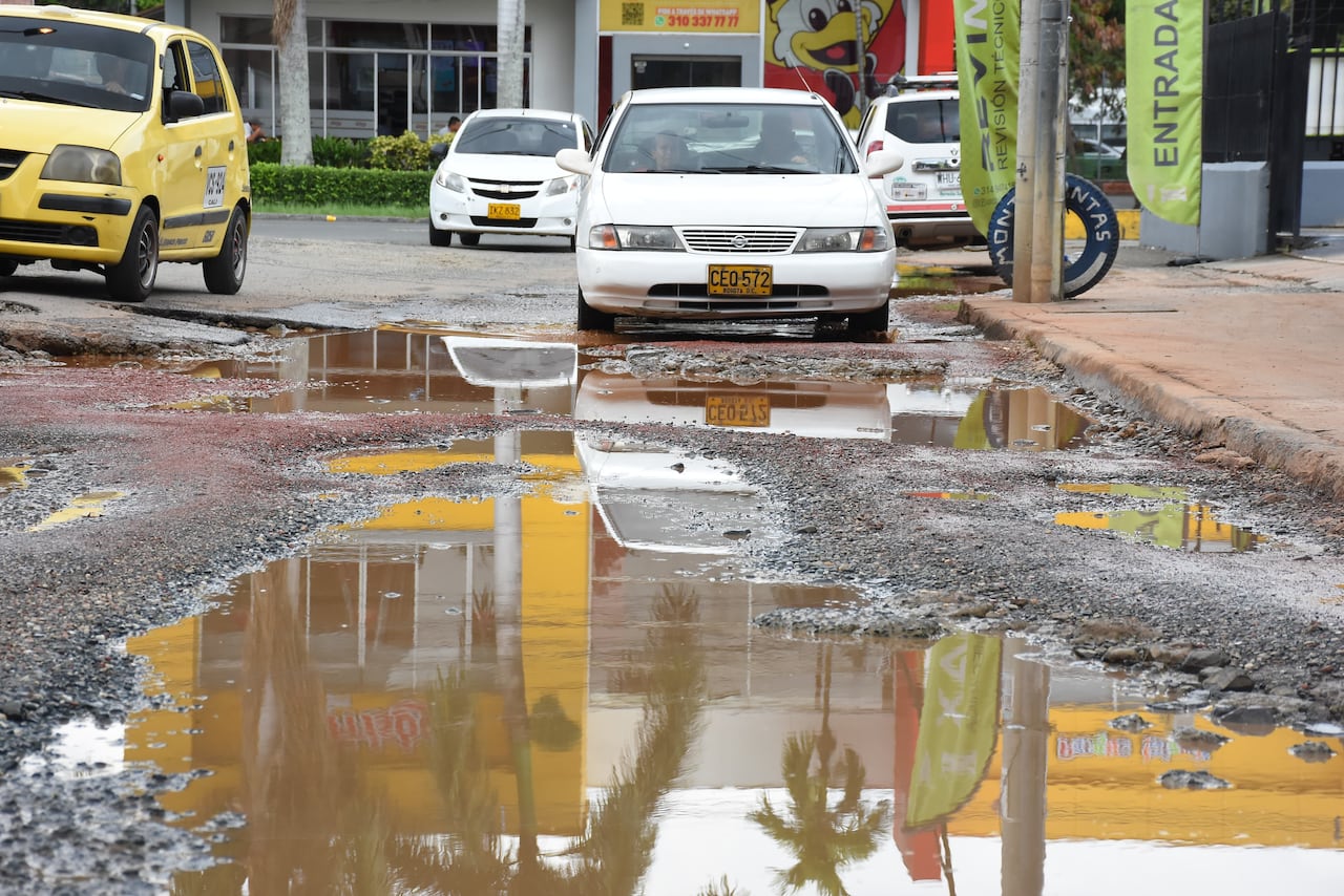 Vías en mal estado CRA 42 con calle 8A Los Cámbulos