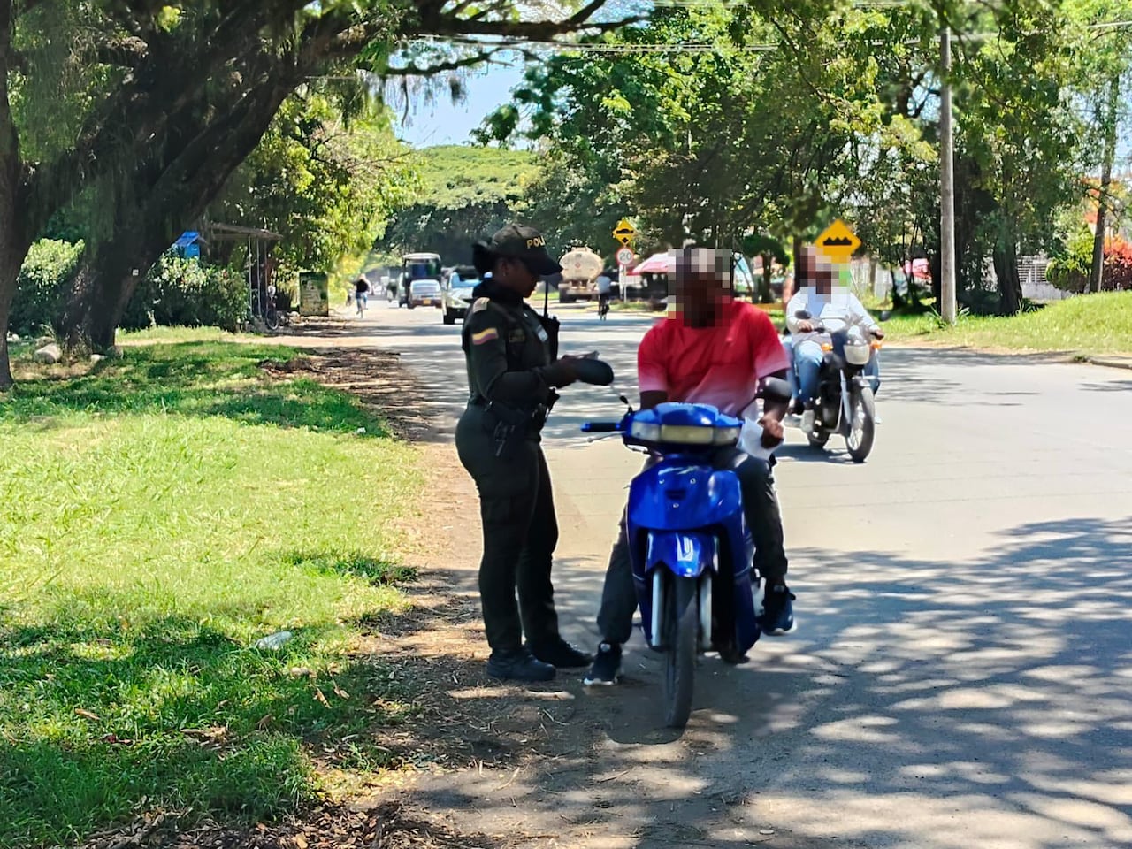 Los policías adelantan requisas y otras actividades de control en las vías de acceso a este municipio del norte del Cauca.