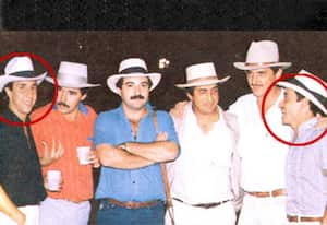 Esta es la fotografía que mostró Gustavo Petro en el debate. A la izquierda está Fabio Ochoa Vásquez, uno de los miembros del clan de los Ochoa que en su momento integraron el cartel de Medellín y hoy extraditado. Y a la derecha, está Santiago Uribe Vélez, hermano del Presidente. 