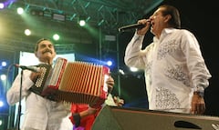 Junto con Jorge Oñate fundó la agrupación 'Los Hermanos López'.