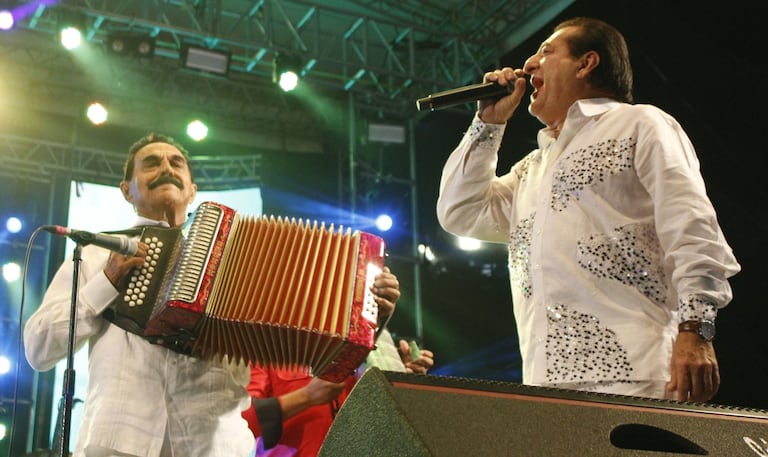 Junto con Jorge Oñate fundó la agrupación 'Los Hermanos López'.