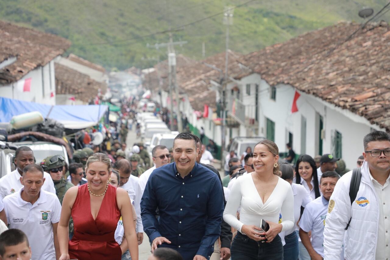 El gobernador del Cauca, Octavio Guzmán y las autoridades del municipio de San Sebastián inauguraron este sitio turístico, buscando que las personas visiten esta parte del Macizo Colombiano.