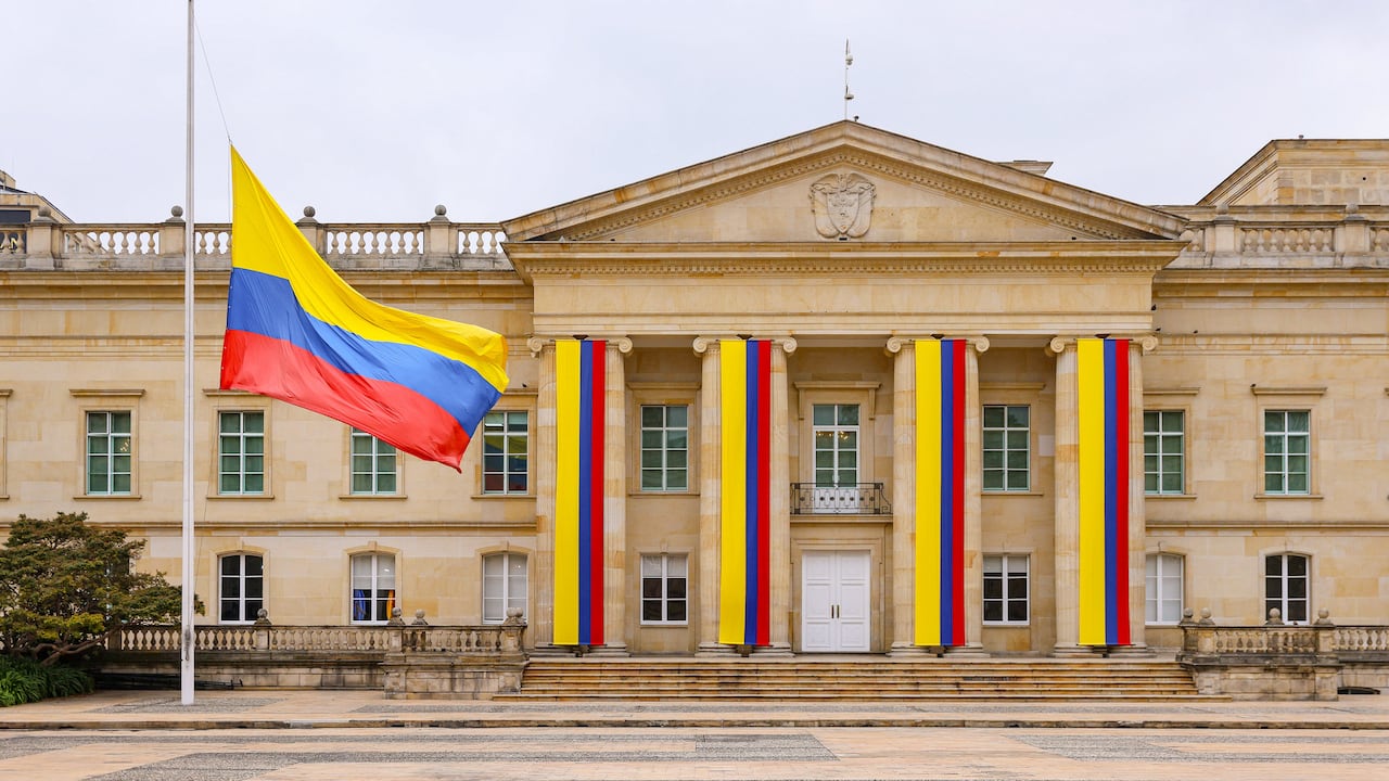 El presidente firmó el decreto que ordena izar la bandera de Colombia a media asta en todo el territorio nacional y en embajadas en el exterior,.