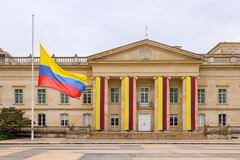 El presidente firmó el decreto que ordena izar la bandera de Colombia a media asta en todo el territorio nacional y en embajadas en el exterior,.