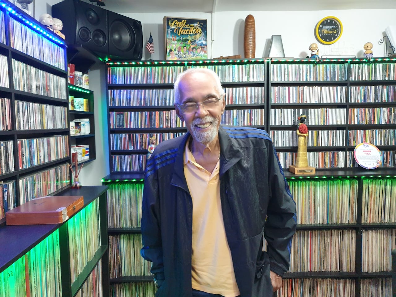 Ángel Lebron, en su visita al Museo Planeta Salsa, de Oscar Jaime Cardozo.