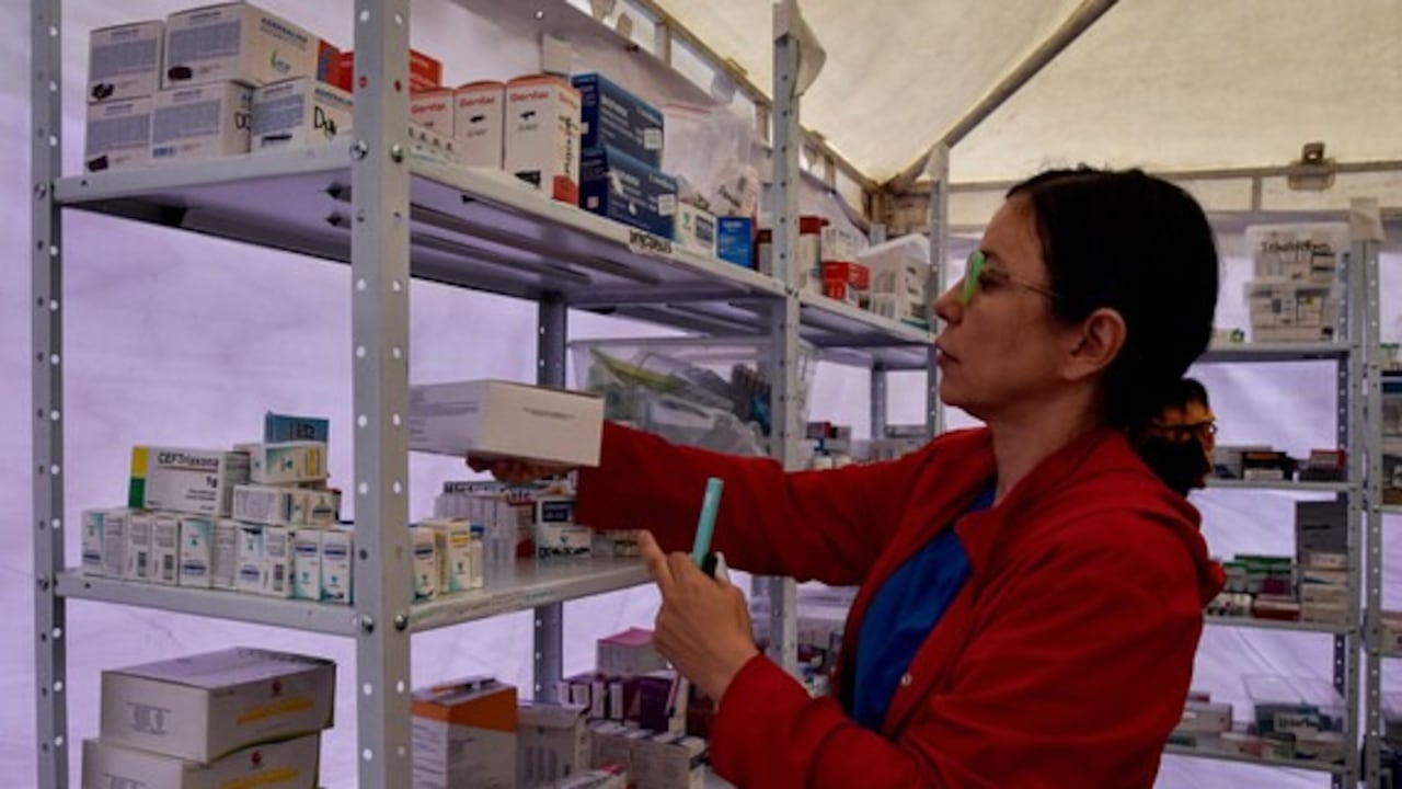 Pereira. Agosto 17 de 2026. En la Villa Olímpica fue instalado un Hospital de Campaña para brindar atención médica gratuita a las personas afectadas por el terremoto. En este punto se ofrecen servicios de atención general, estabilización y observación de pacientes, odontología y entrega de medicamentos, como parte de la respuesta humanitaria a la emergencia. (Colprensa - Cristian Bayona).