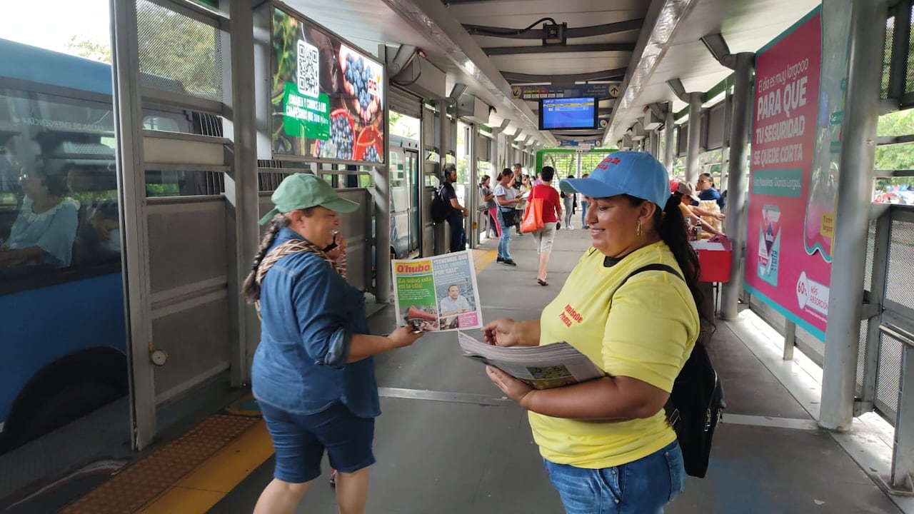 Caleños disfrutan de la entrega del Q-hubo en diferentes estaciones del MIO de la ciudad.