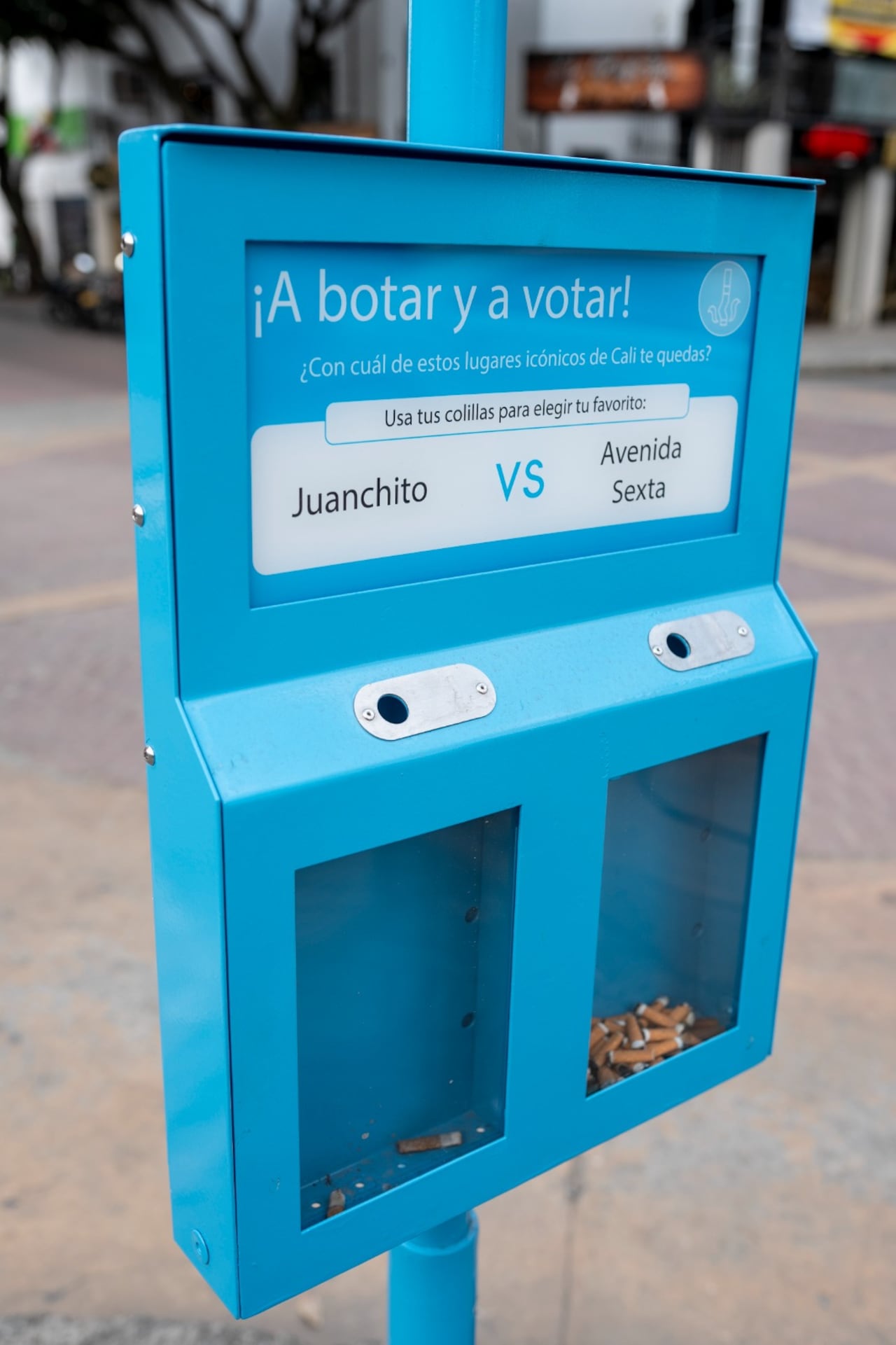 Más de 30 colilleros masivos y 10 interactivos fueron instalados en el barrio Granada de Cali.