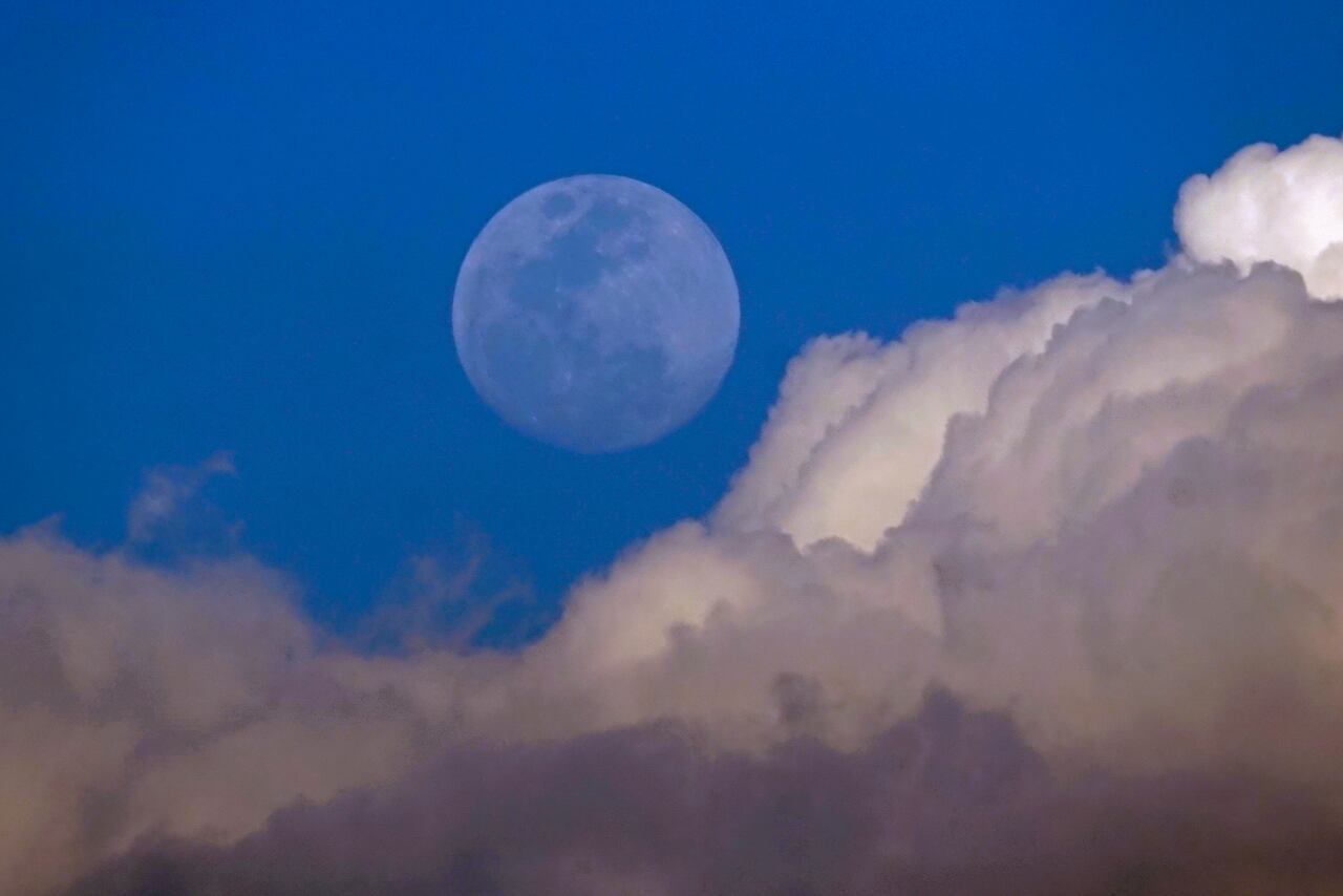La Luna del Lobo, la primera luna llena de 2025, alcanzará su plenitud el 13 de enero a las 23:27. Un espectáculo astronómico imperdible. La primera luna llena del año 2025, conocida como la Luna del Lobo, iluminará el cielo la noche del 13 de enero. Foto Jorge Orozco