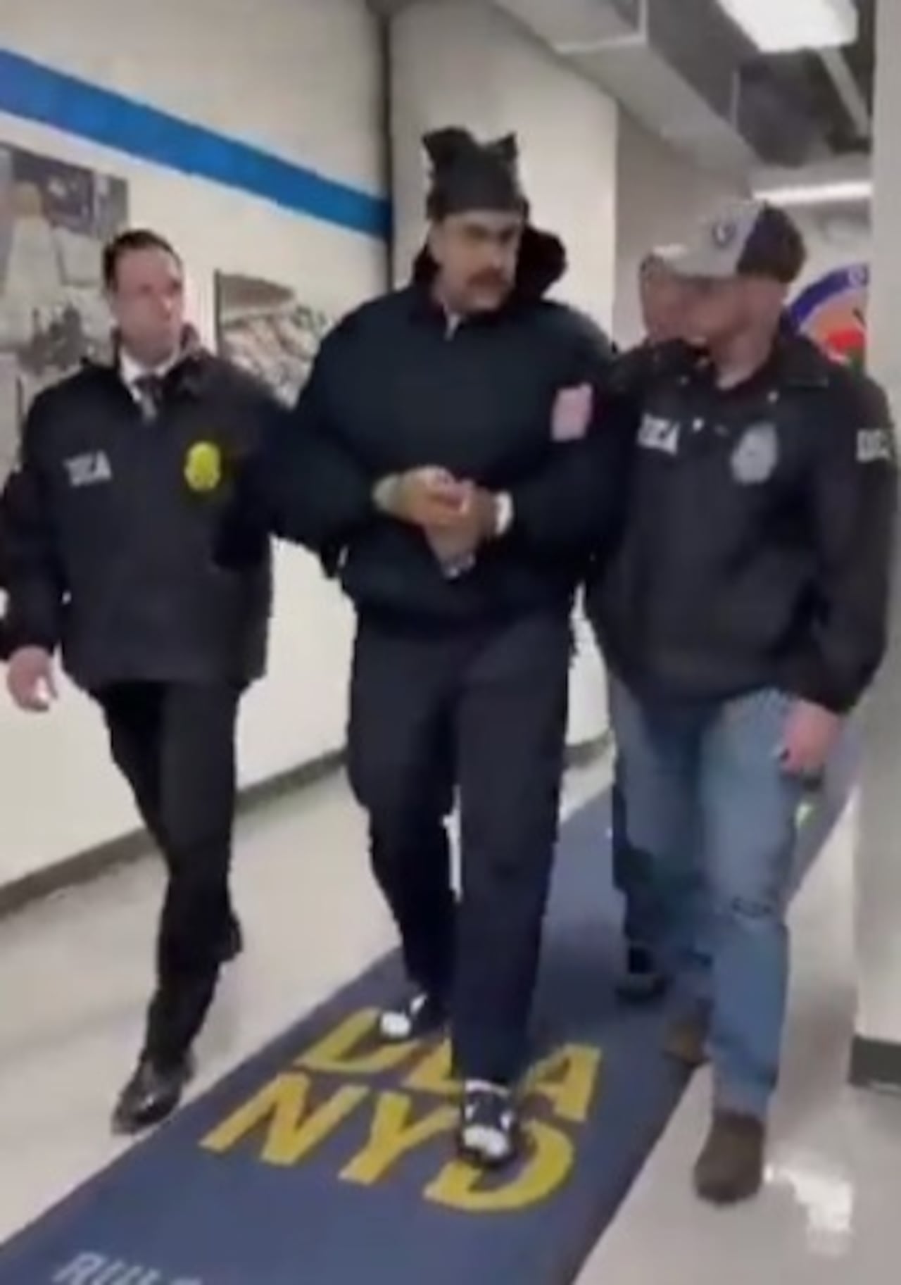 Esposado y aparentemente tranquilo se ve Nicolás Maduro tras su llegada a Nueva York.