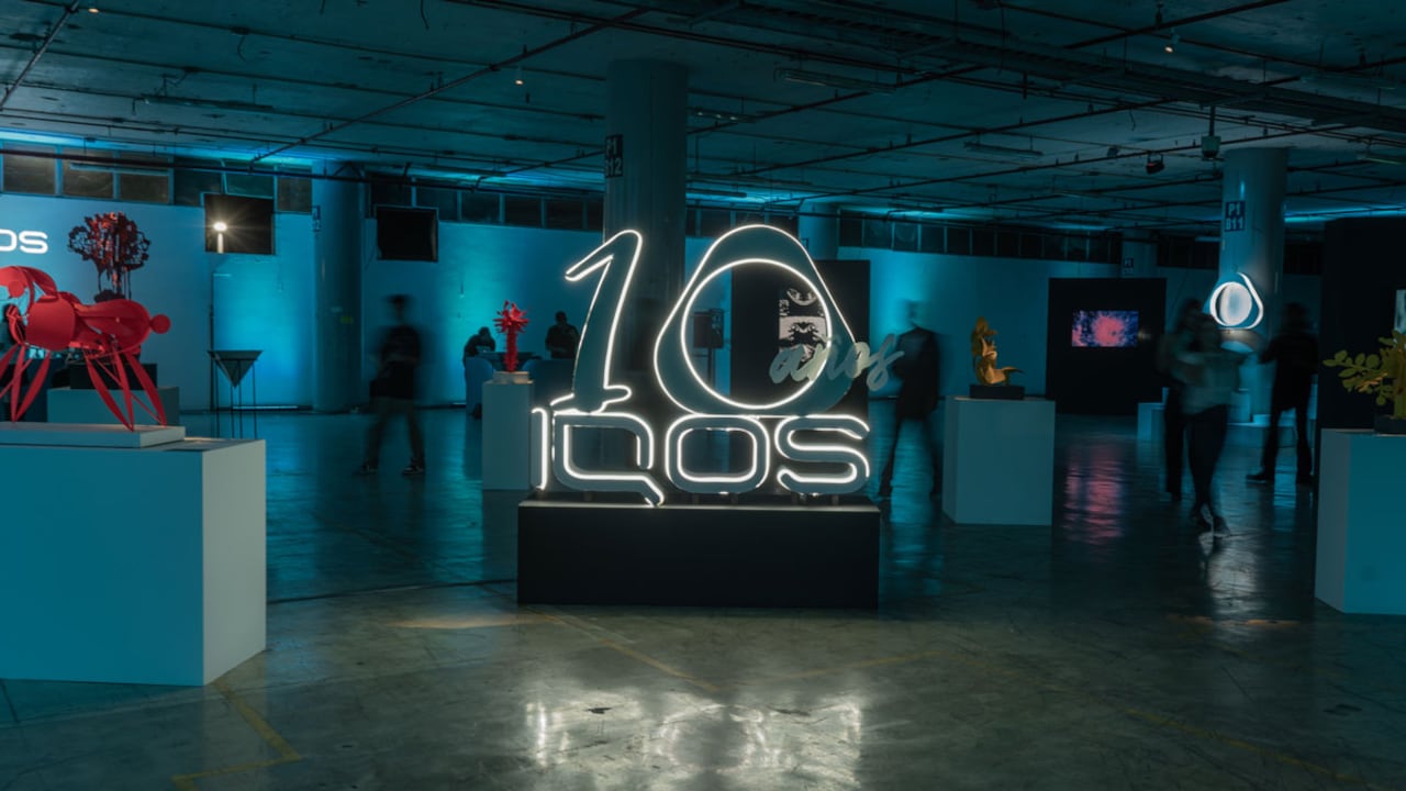 IQOS celebró su décimo aniversario en la emblemática fábrica de Coltabaco en Medellín, transformándola en un espacio que respira creatividad, innovación y arte, en vez de humo.