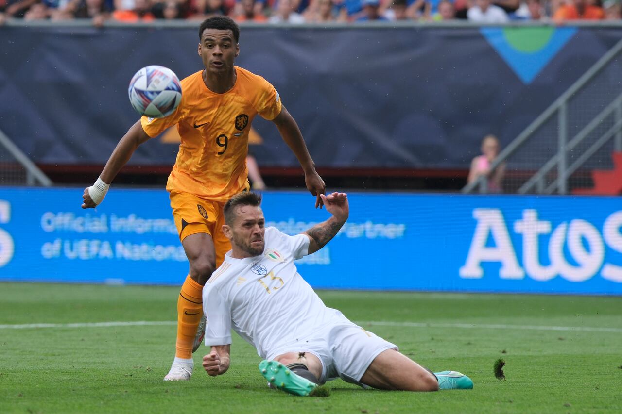Cody Gakpo de Países Bajos, a la izquierda, desafía el balón con Rafael Toloi de Italia durante el partido de fútbol por el tercer lugar de la Liga de las Naciones entre Países Bajos e Italia en el estadio De Grolsch Veste en Enschede, Países Bajos, el domingo 18 de junio de 2023. (Foto AP/Patrick Correo).