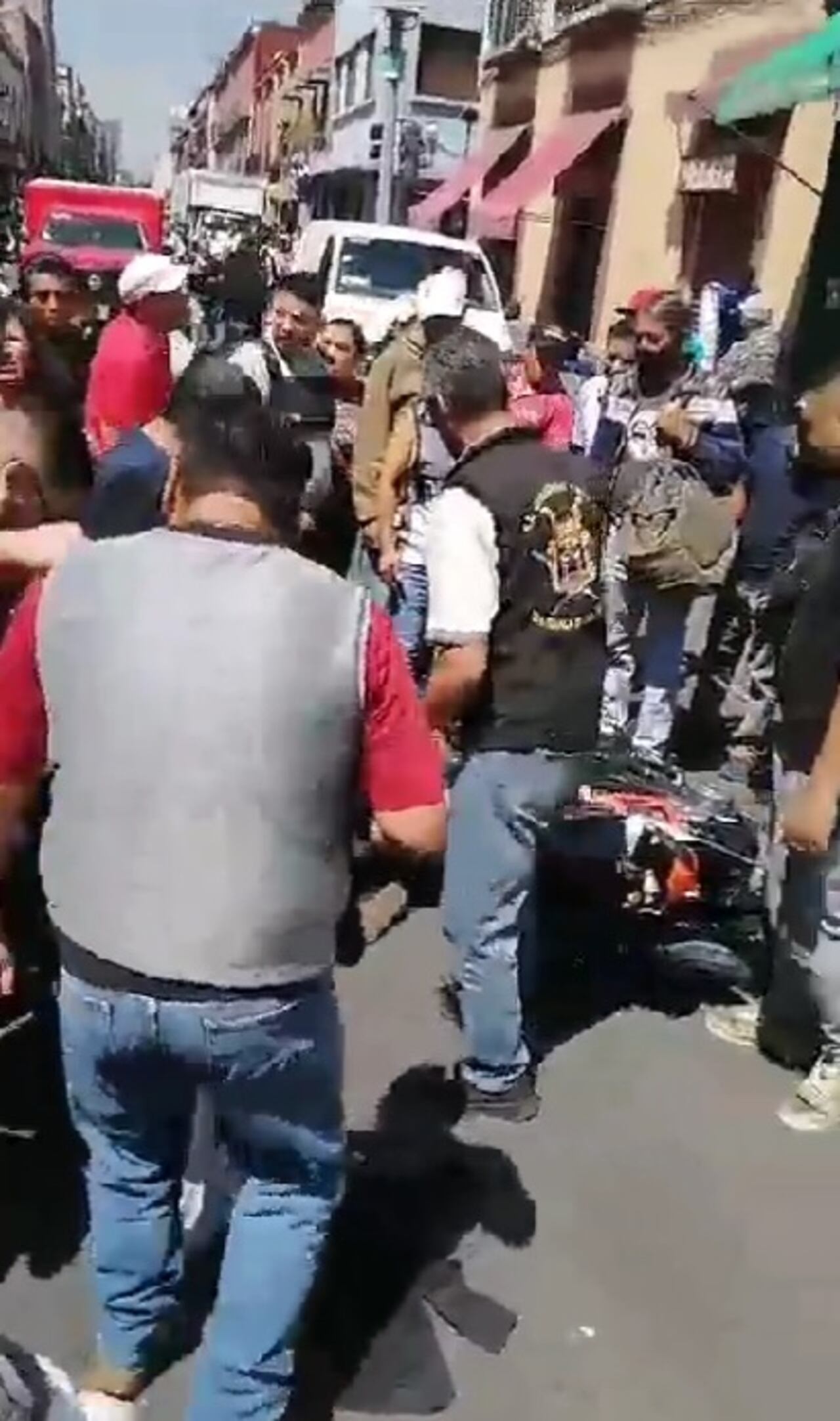 Así fue la arriesgada maniobra de una policía en México para detener a dos presuntos ladrones.