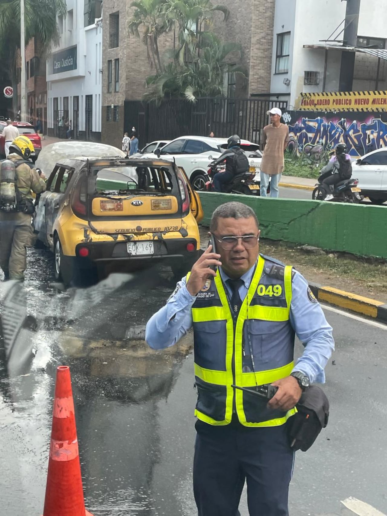 Así quedó el taxi tras el incendio.