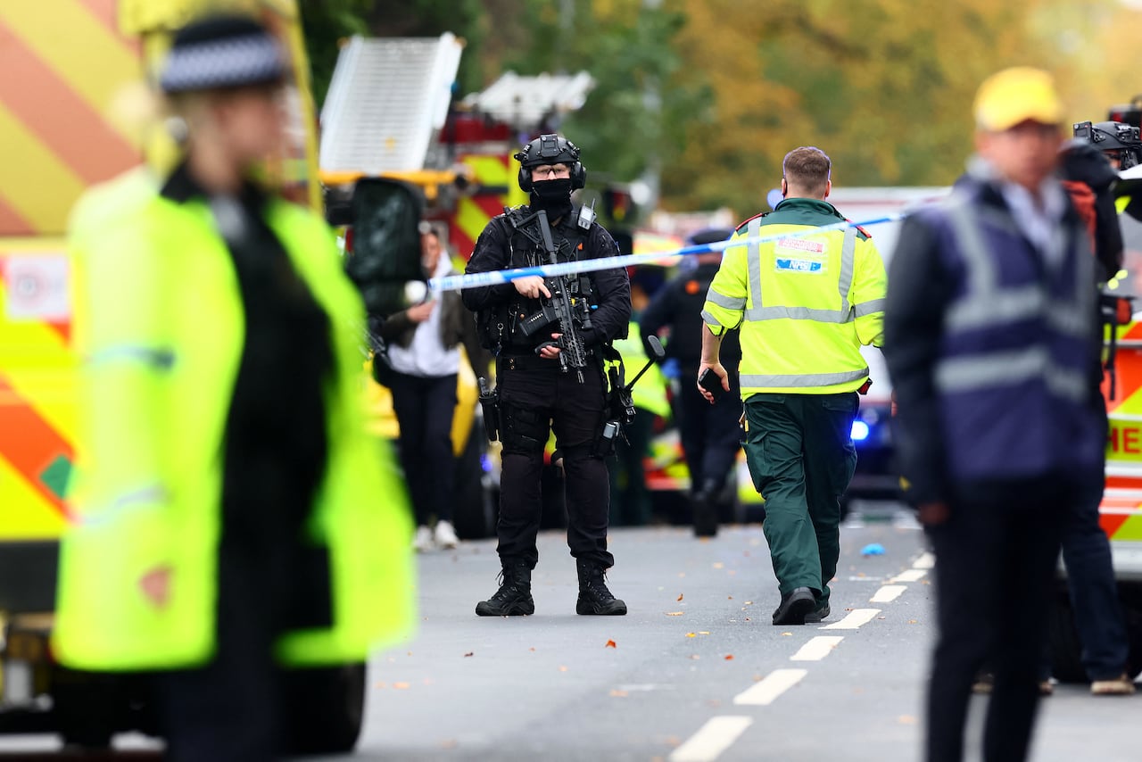 Cordón policial cerca de la sinagoga de la Congregación Hebrea de Heaton Park en Crumpsall, al norte de Manchester. Las autoridades lo han calificado como un ataque terrorista.
