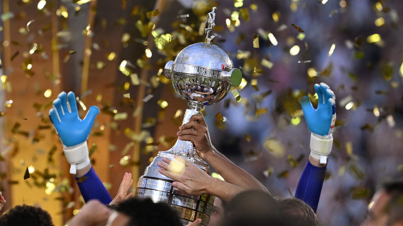 El trofeo de la Copa Libertadores durante la final de una de las ediciones anteriores.