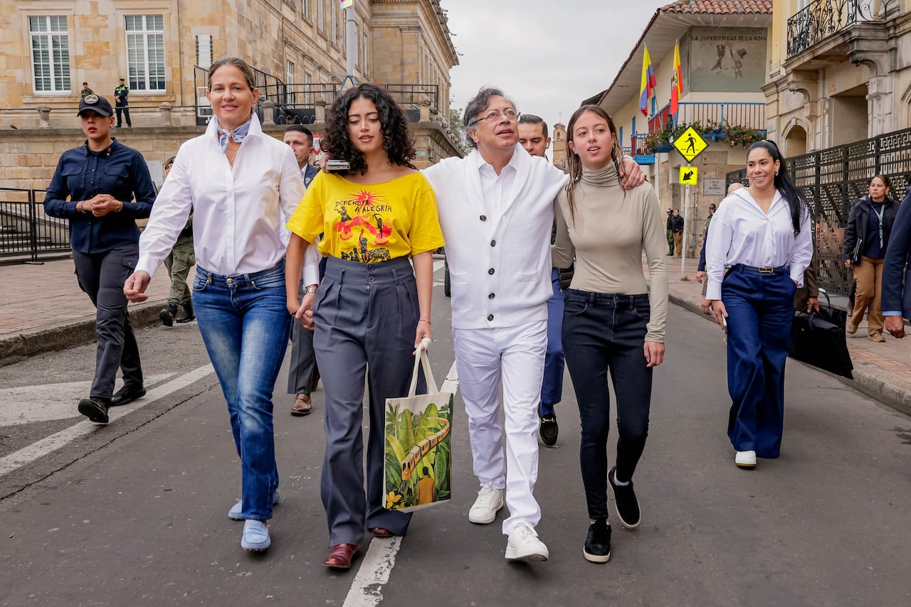 Verónica Alcocer, en Bogotá, durante las elecciones del 8 de marzo de 2026. Aquí, en compañía del presidente, Gustavo Petro, e integrantes de su familia
