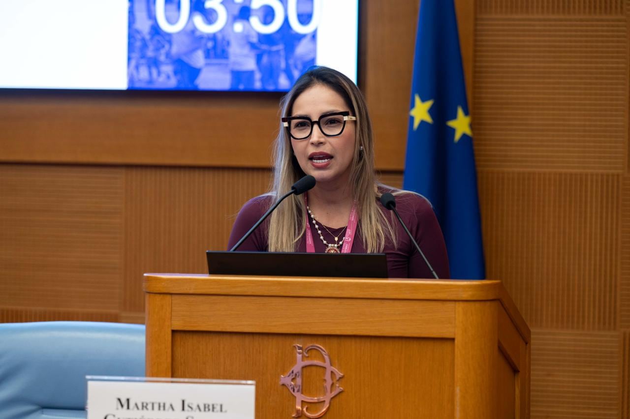 La personera de Jamundí, Martha Isabel Gutiérrez Segura, durante su intervención en la Conferencia Internacional de los Ombudsman en Roma, Italia, donde expuso las estrategias de paz implementadas en los barrios y veredas del municipio.