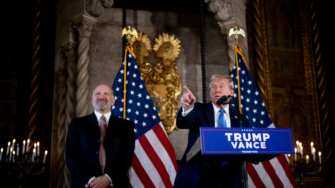 El presidente electo de Estados Unidos, Donald Trump, acompañado por el elegido por Trump para Secretario de Comercio, Cantor Fitzgerald, presidente y director ejecutivo, Howard Lutnick, responde una pregunta de un periodista durante una conferencia de prensa en el resort Mar-a-Lago de Trump. el 16 de diciembre de 2024 en Palm Beach, Florida. En una conferencia de prensa que duró más de una hora, Trump anunció que SoftBank invertirá más de 100.000 millones de dólares en proyectos en Estados Unidos, incluidos 100.000 empleos relacionados con la inteligencia artificial, y luego respondió preguntas sobre Siria, Israel, Ucrania, la economía, las elecciones de gabinete y muchos otros temas. otros temas. (Foto de Andrew Harnik/Getty Images)