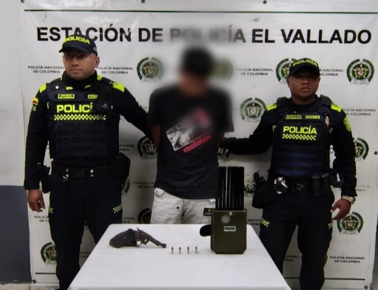 Joven de 24 años capturado en El Vallado, luego de persecusión policial.